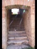 06776 ostia - regio i - insula ix - caseggiato dietro la curia (i,ix,1) - treppe in der mitte des objekts - 09-2022.jpg